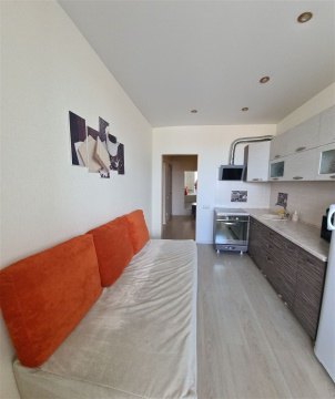 2-к квартира, 8/9 эт., 70м²