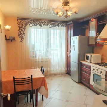 2-к квартира, 10/10 эт., 65м²