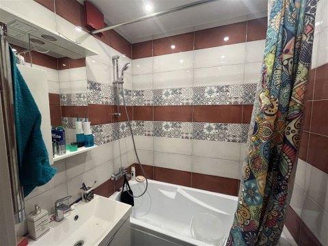 2-к квартира, 8/10 эт., 47м²
